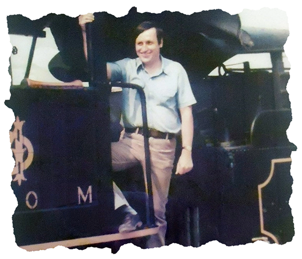 Patrick Henri Ferdinand Dollinger, fundador da ABPF, posando em uma locomotiva a vapor