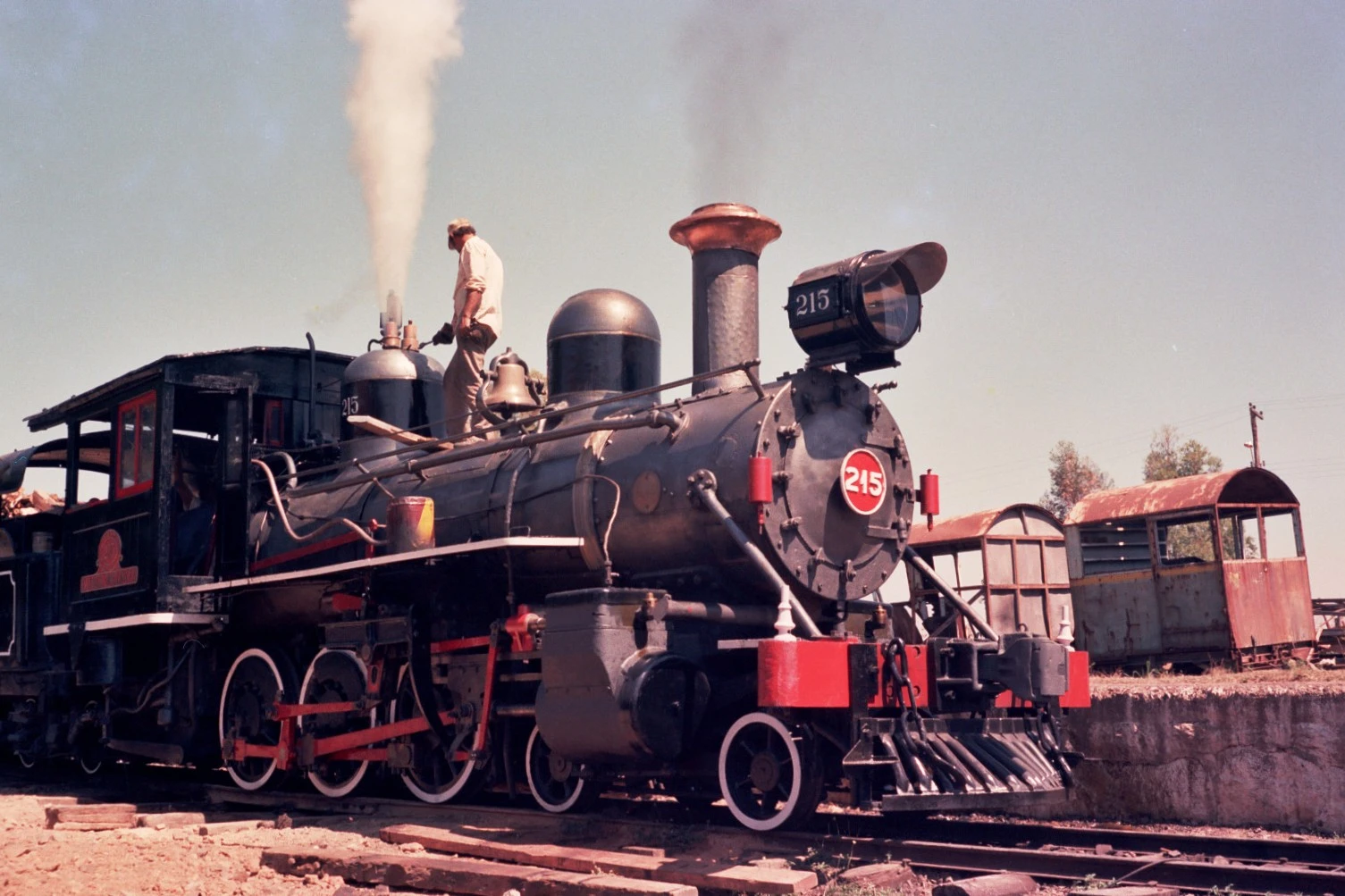 Locomotiva 215 da ABPF em operação na ferrovia turística