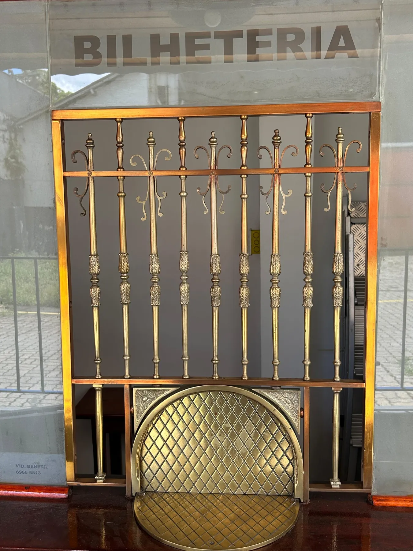 Detalhe da grade em bronze da bilheteria