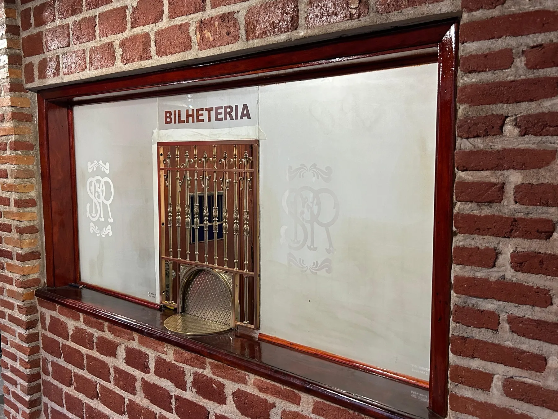 Bilheteria histórica com monograma SPR
