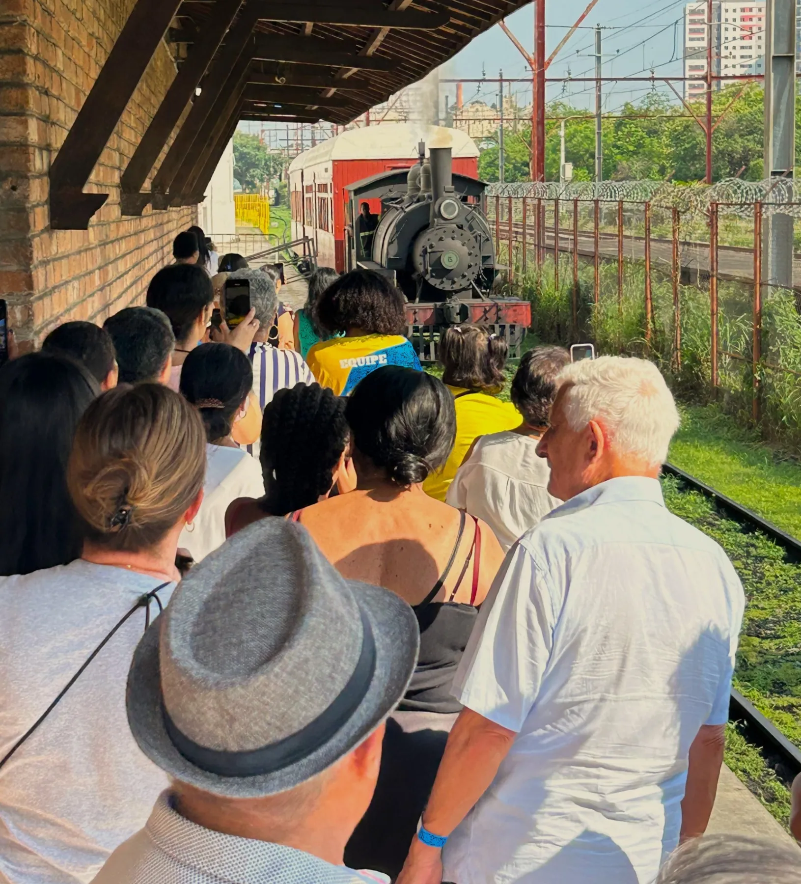 Público acompanhando a chegada da locomotiva a vapor