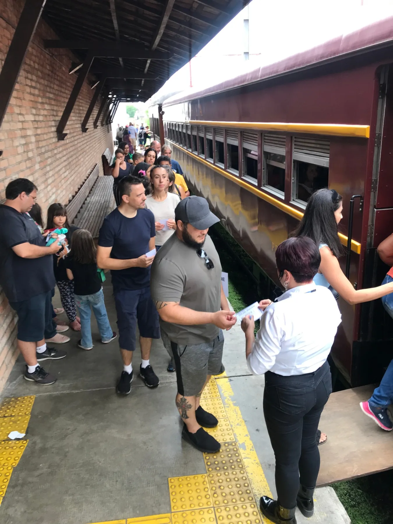 Embarque dos passageiros no Trem dos Imigrantes