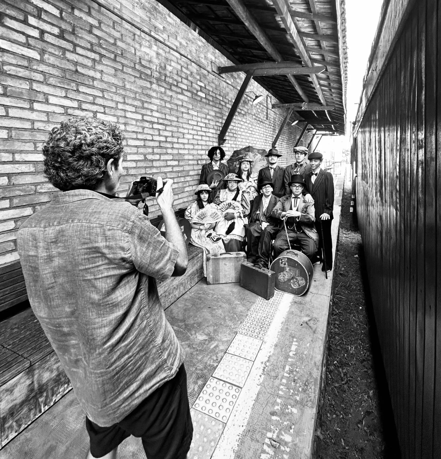 Sessão de fotos com figurantes na plataforma