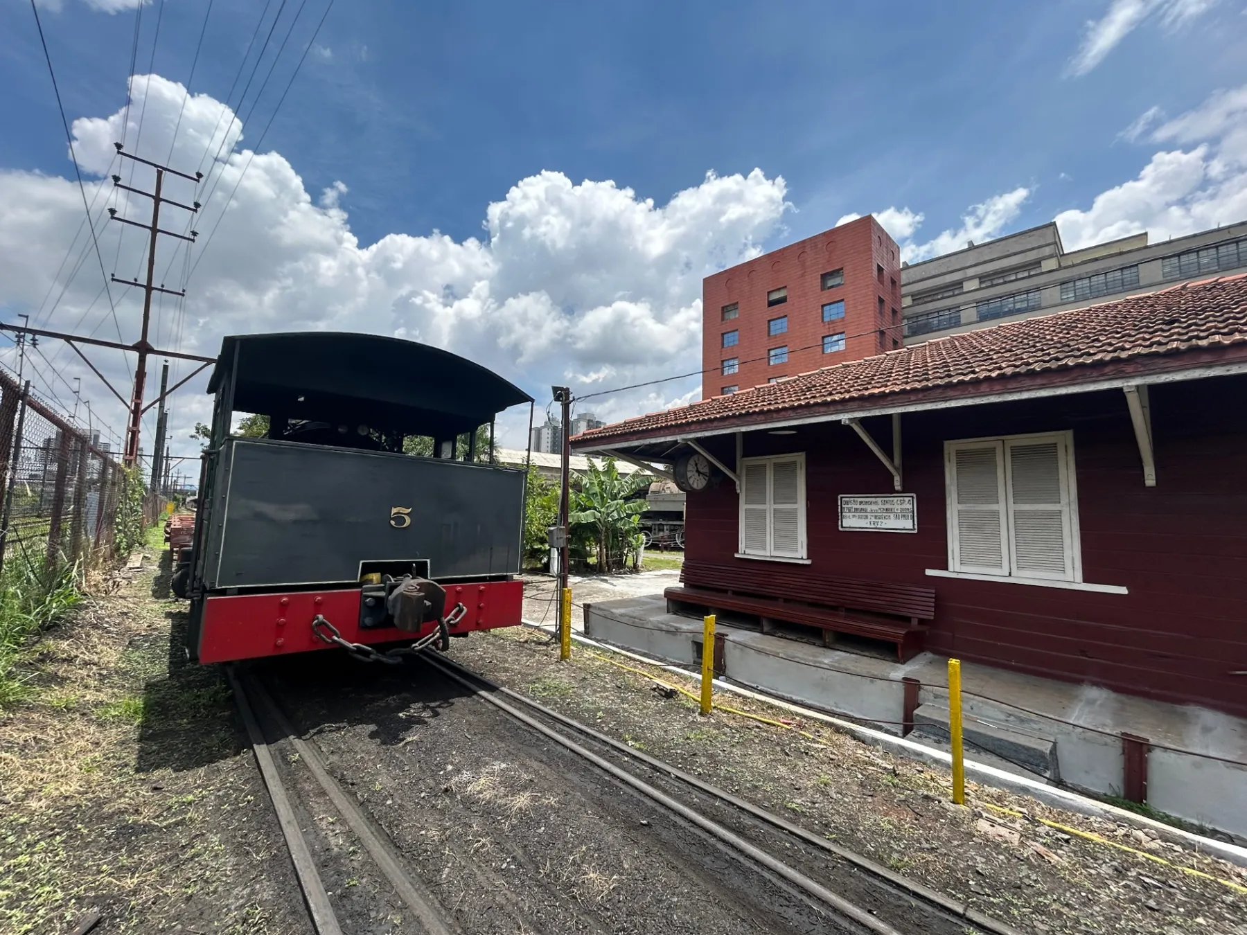 Locomotiva nº 5 no pátio junto à estação