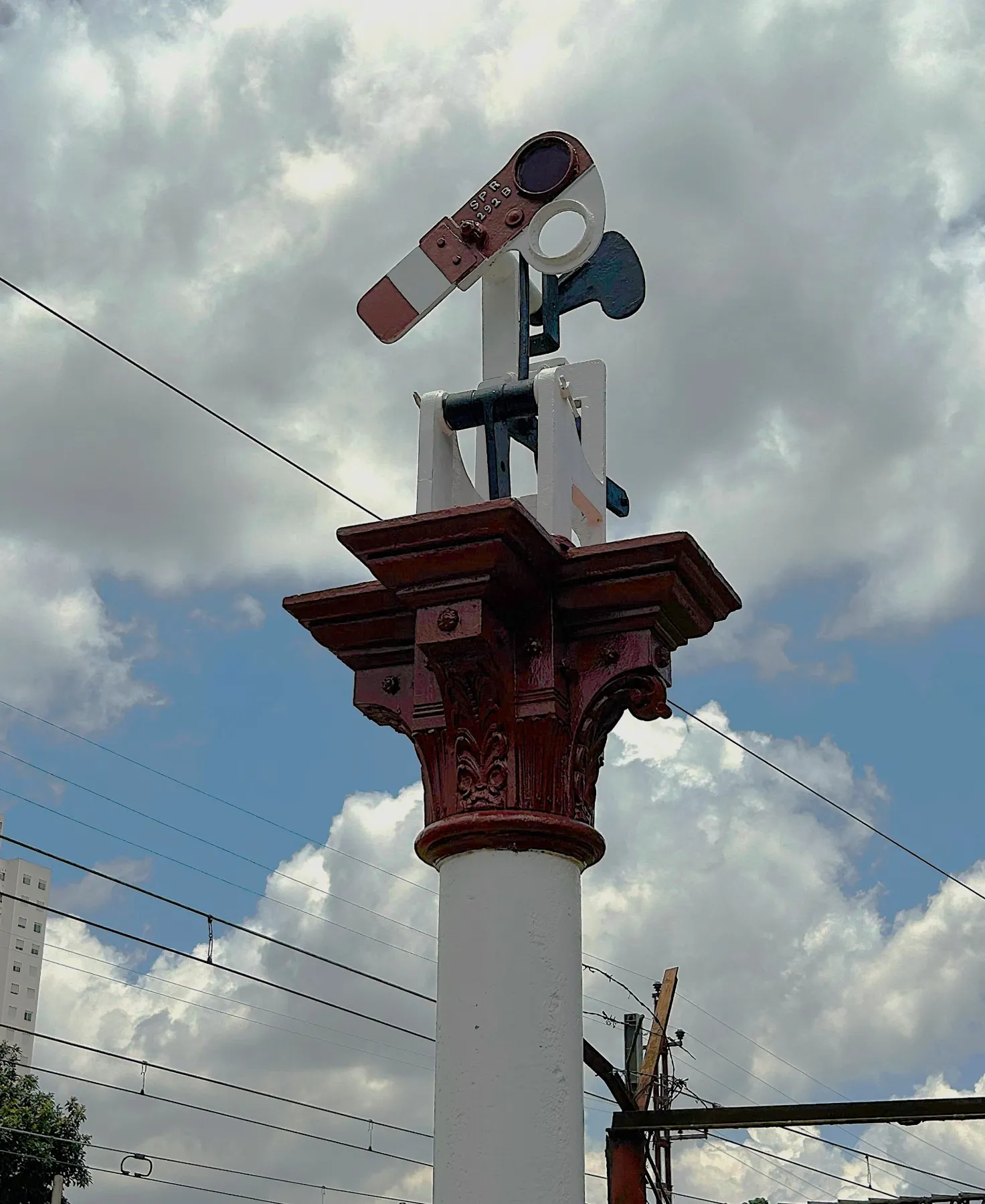 Sinaleiro semafórico SPR sobre coluna ornamentada