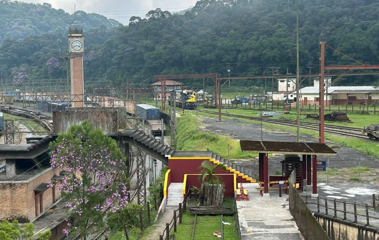 Pátio e torre do relógio em Paranapiacaba
